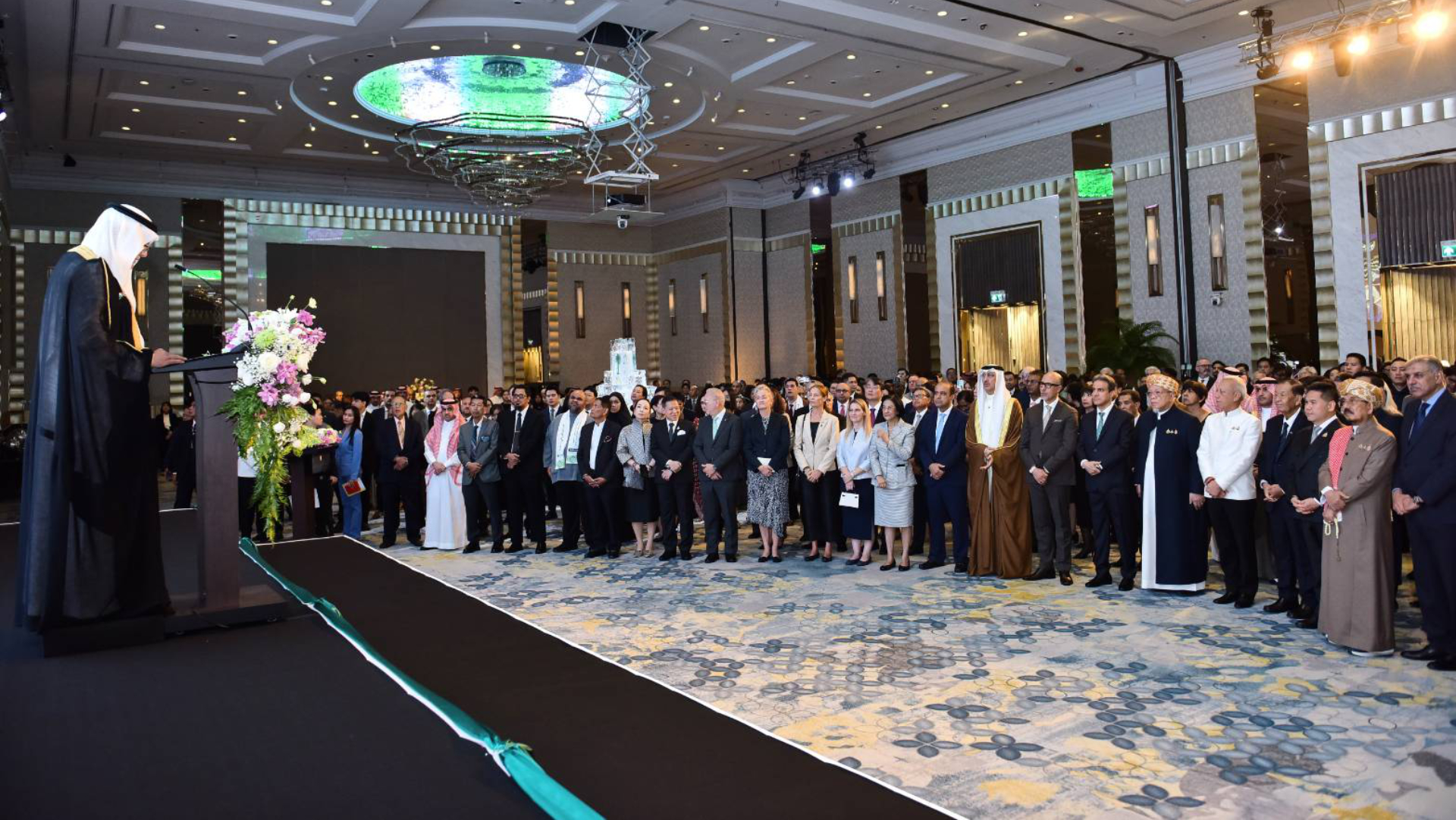 บรรยากาศผู้เข้าร่วมงานเฉลิมฉลองวันชาติราชอาณาจักรซาอุดีอาระเบียรับฟังการกล่าวสุนทรพจน์ภายในห้องจัดเลี้ยง