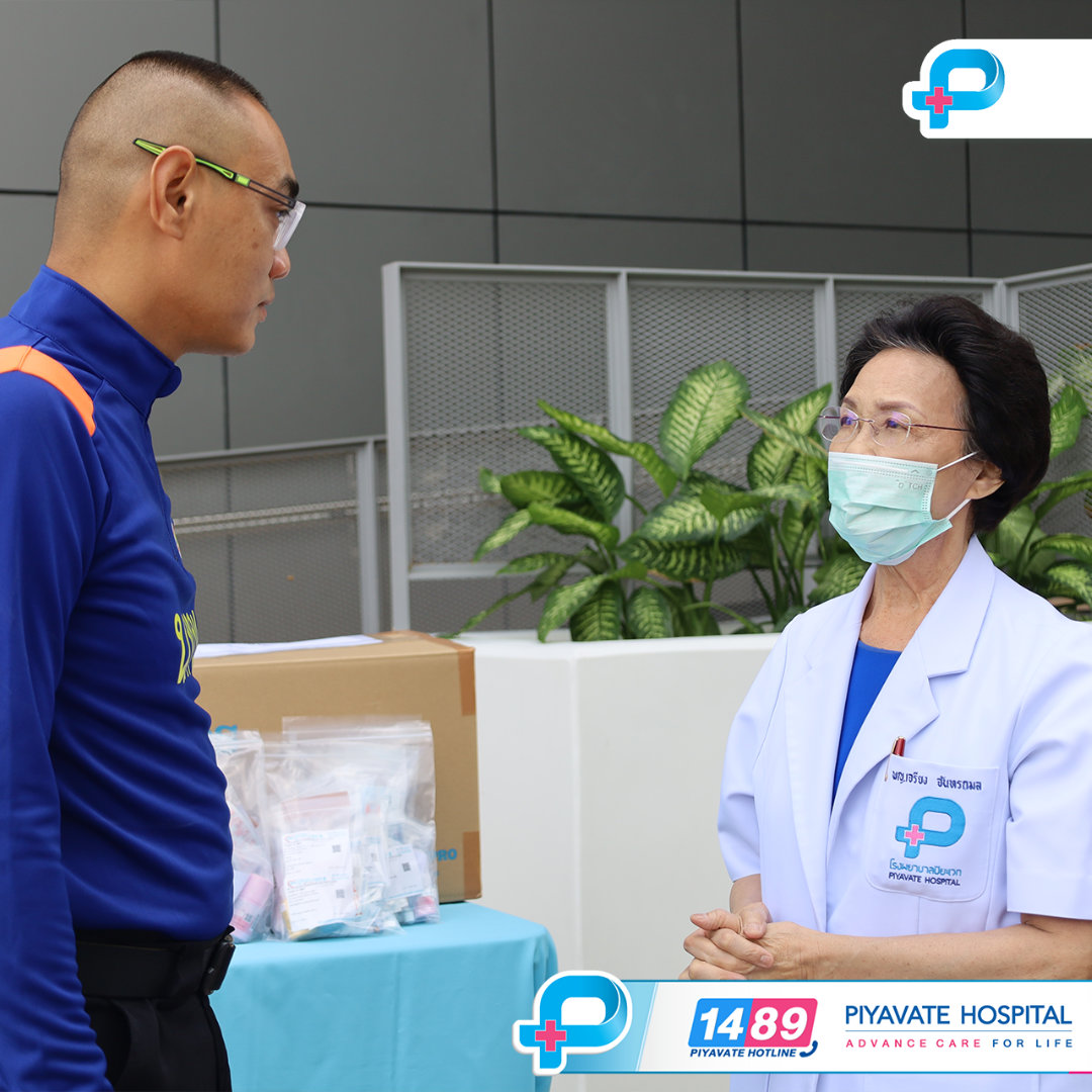 พญ.เจรียง จันทรกมล กำลังปรึกษาหารือเกี่ยวกับการกระจายเวชภัณฑ์กับสมาชิกทีมช่วยเหลือ