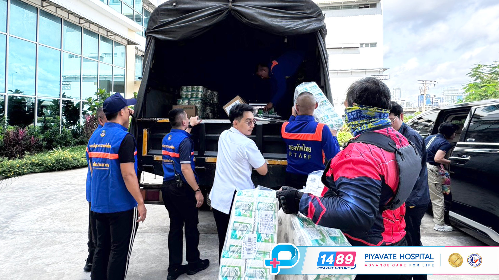 สมาชิกทีมช่วยเหลือบรรจุสิ่งของจำนวนมากและทิชชู่ลงในรถขนส่ง